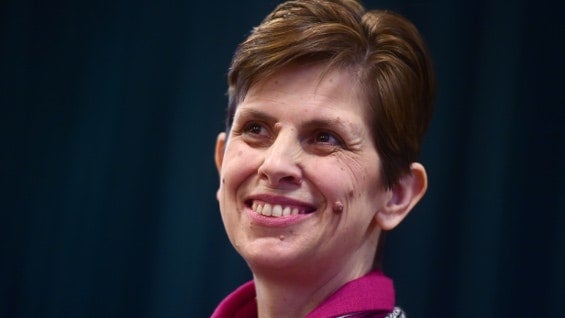 Elizabeth Jane Holden Lane, fue ordenada sacerdote en 1994. Foto AFP