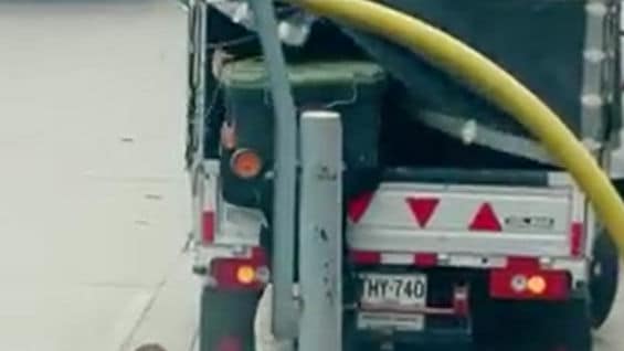 Uno de los integrantes de 'la pluma' en acción.