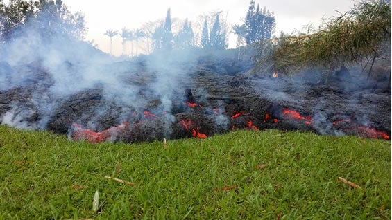 El lunes la lava avanzó 82 metros facia la ciudad de Pahoa. Foto: AFP