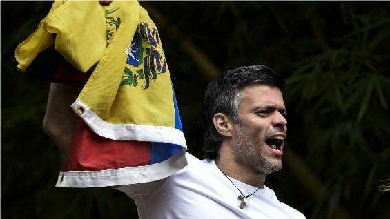 López fue excarcelado el sábado tras pasar tres años y cinco meses en una cárcel militar se encuentra ahora en arresto domiciliario. Foto: Juan BARRETO / AFP
