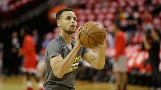 Curry se deslizó en el suelo mientras marcaba al alero de origen dominicano Trevor Ariza. Foto Agencia AFP
