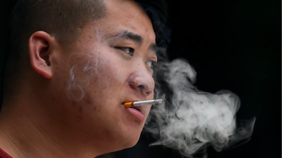 Fumador en la entrada de un hospital de la capital china. Foto: AFP