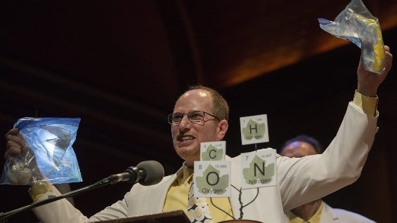 El ganador del premio IG Nobel en Química, Gregory Weiss. Foto: EFE
