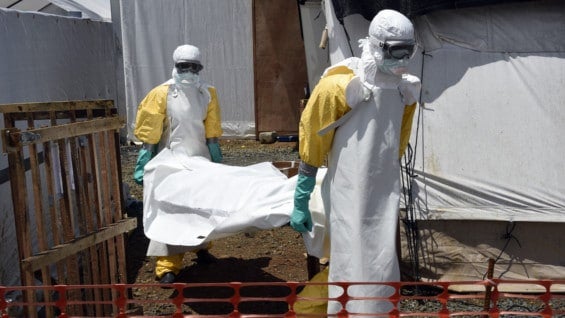 Desde su aparición en el sur de Guinea, en diciembre de 2013, el virus ha dejado más de 11.000 muertos. Foto: AFP