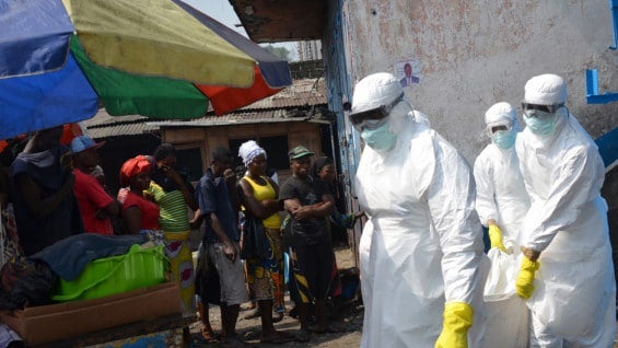 Equipos sanitarios en Liberia. Foto: Archivo AFP