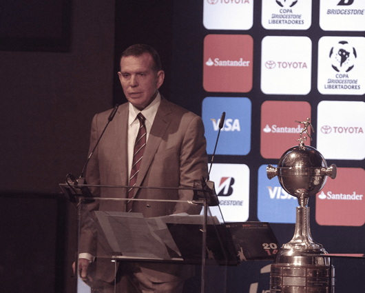 El anfitrión del sorteo fue Juan Ángel Napout, vicepresidente de la Conmebol. Foto: AFP