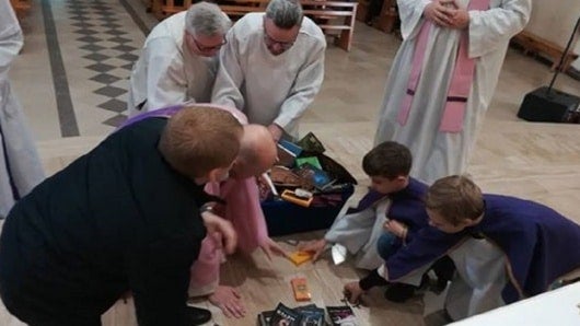 FOTO: Sacerdotes quemando libros. NoticiasRCN.com
