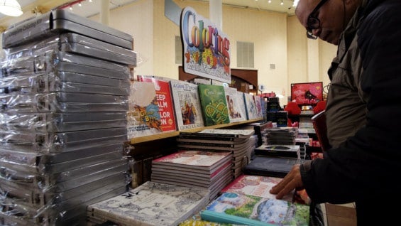Venta de libros para colorear para adultos en EE.UU. Foto: AFP