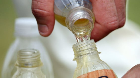El líquido contiene pesticidas y otras sustancias dañinas para la salud. Foto: Archivo AFP