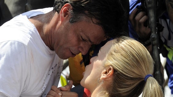 Lilian Tintori y su esposo, el líder opositor venezolano Leopoldo López. Foto: AFP.