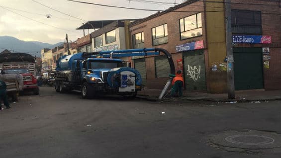 Cifras entregadas por la Empresa de Acueducto y Alcantarillado, en 2015 se sacaron 184.000 toneladas de basuras y escombros de las alcantarillas de la ciudad. Foto Alcaldía de Bogotá