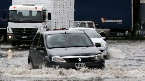 Las previsiones meteorológicas indican que las lluvias intensas que afectan desde el miércoles a parte de Argentina continuarán hasta el próximo martes. Foto: AFP.