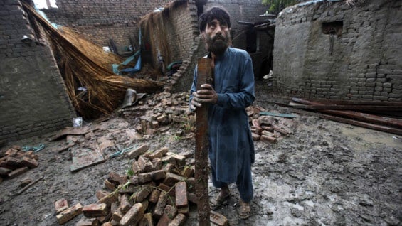 Varias viviendas resultaron destechadas y otras se derrumbaron tras la tormenta. Foto: EFE