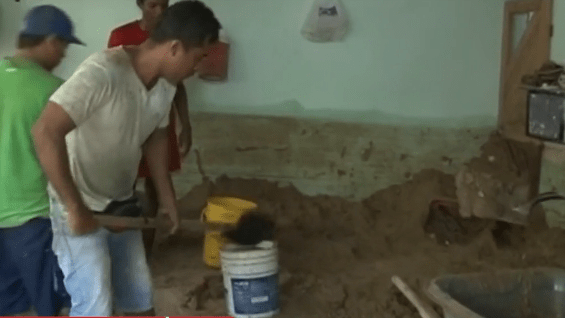 El lodo invadió frentes e interiores de 3 casas en Salgar, Puerto Colombia. Foto:NoticiasRCN.com