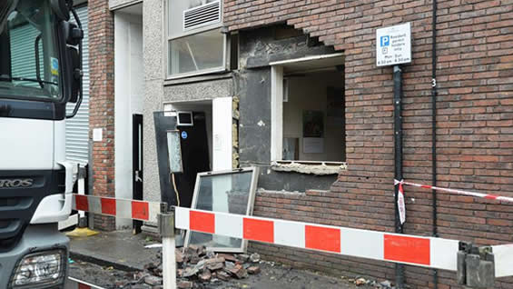El servicio de bomberos informó que el sótano del hotel sufrió "amplios daños". Foto: EFE.