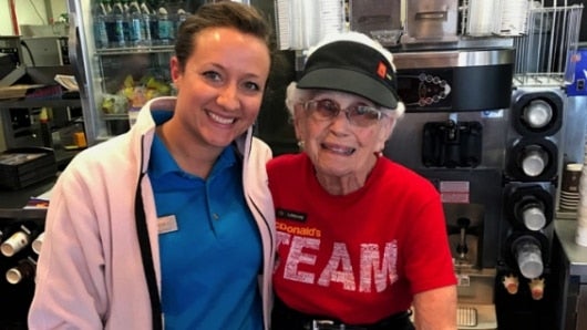 Loraine Maurer, de 94 años, es la empleada más longeva de McDonald's. Foto: @McD_Evansville