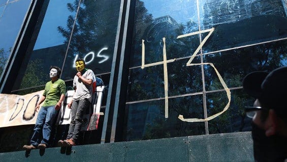 Según las autoridades, sicarios admitieron haber asesinado y luego quemado los cuerpos de los estudiantes. Foto. EFE