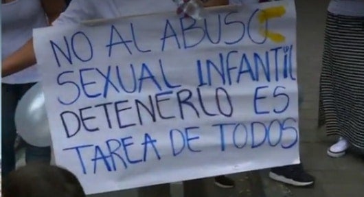 Con mensajes los habitantes de Girardota protestaron por el crimen de Luciana. Foto:Captura de video NoticiasRCN