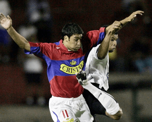 Luis Núñez durante un partido con Universidad Católica de Chile en 2006. Foto: AFP