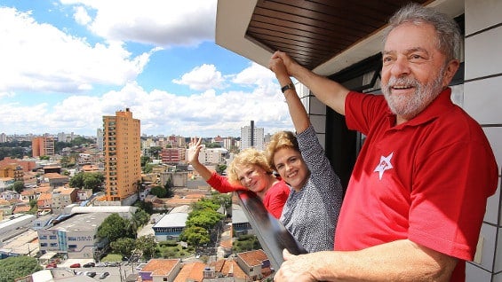 El expresidente brasileño Luiz Inácio Lula da Silva junto a suesposa Marisa y la presidenta de Brasil, Dilma Rousseff. Foto: EFE.