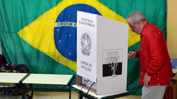 Luiz Inácio Lula da Silva, expresidente brasileño votando este domingo. Foto: AFP