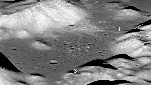 Fotografías tomadas por la NASA con la cámara del Orbitador de Reconocimiento Luna (LROC), donde se muestran unas de las tantas fallas en la superficie de la Luna.