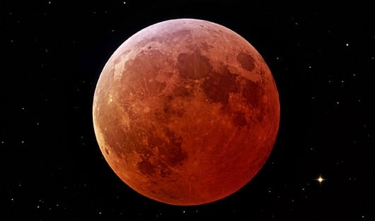 En el eclipse total la cara de la Luna se torna roja durante una hora o más. Foto: Nasa