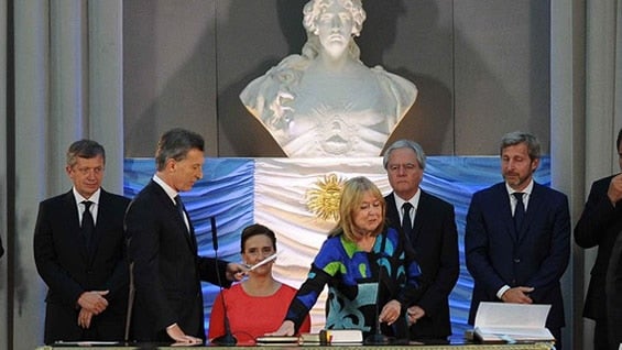 El presidente argentino, Mauricio Macri, juramentó a su ministra de Relaciones Exteriores, Susana Malcorra. Foto: EFE.