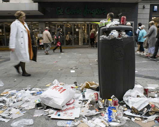 La empresa pública Tragsa retiró unas 60 toneladas de basura. Foto: AFP