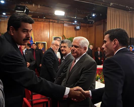 El presidente de Venezuela, Nicolás Maduro, y el líder de la oposición Henrique Capriles. Foto: AFP