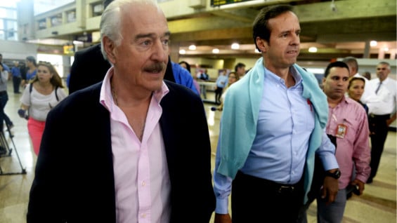 Pastrana y Quiroga en su llegada al aeropuerto de Maiquetía. Foto: AFP