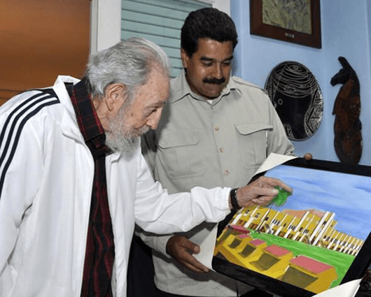 Maduro obsequió a Castro un cuadro pintado por el fallecido Hugo Chávez. Foto:EFE