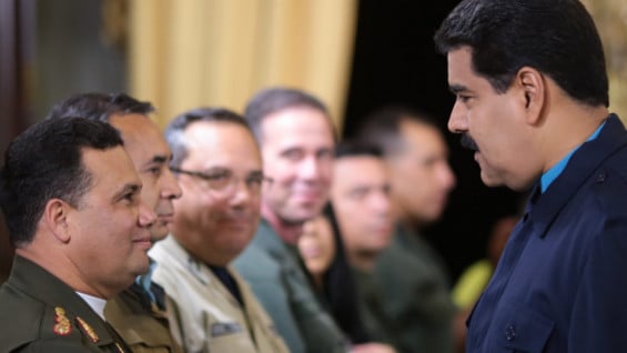 Maduro y el mayor general Gustavo González. Foto: EFE