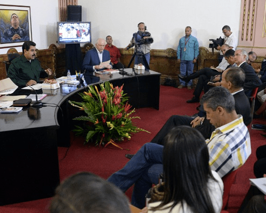La reunión es "para sellar una voluntad colectiva de paz" dijo Maduro a los opositores. Foto: AFP