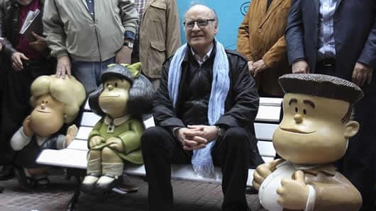 'Quino' posó junto a Mafalda durante la presentación de las estatuas de Manolito y Susanita. Foto: EFE.