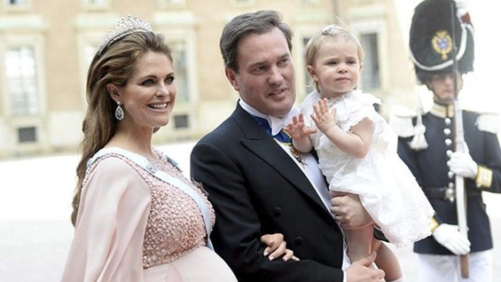 La princesa Magdalena y su marido Christopher O'Neill, junto a su hija Leonor, en Estocolmo. Foto: EFE.