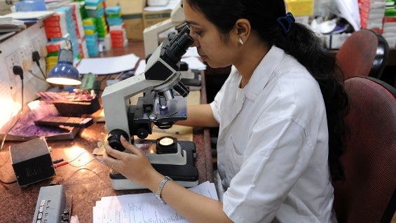 Se deben hacer pruebas de diagnóstico a todos los casos sospechosos de malaria. Foto: AFP.