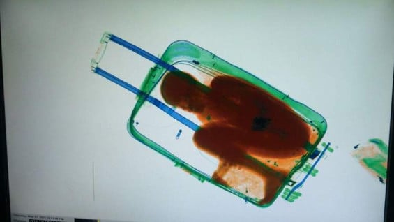 La maleta era transportada por una adolescente de 19 años. Foto: EFE