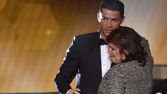 Dolores Aveiro junto a su hijo Cristiano Ronaldo. Foto: AFP.