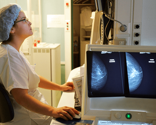 La campaña busca diagnosticar a tiempo a mujeres con cáncer de seno. Foto: AFP
