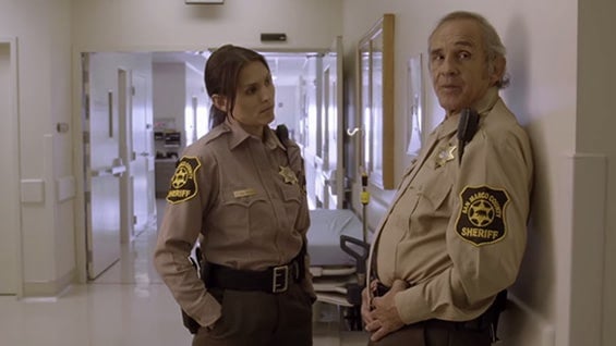 Pepe Serna encarna al sheriff Paul del Moral en la película Man From Reno.