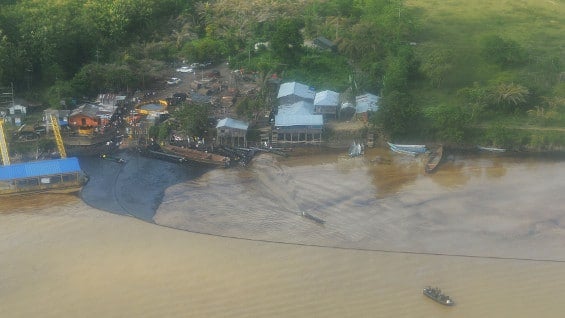 La mancha de petróleo, producto de atentados de las Farc, ya llegó al océano Pacífico. Foto: oficial.