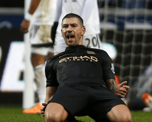 Los dirigidos por Pellegrini no pierden el ritmo y buscan la punta. Foto: AFP