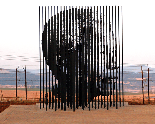 Monumento en conmemoración por la captura de Mandela por parte de la Policía de al ‘apartheid’. Foto: AFP.