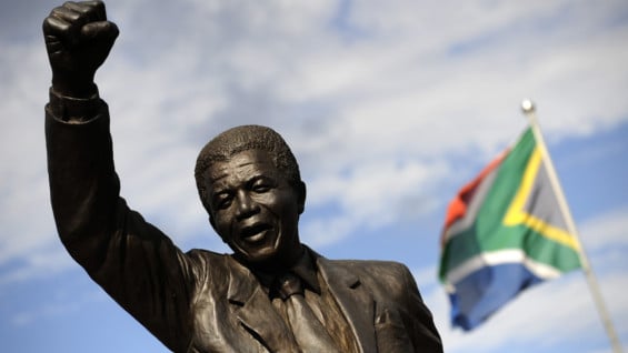 Mandela fue el primer presidente negro de su país y artífice de la reconciliación racial después de tres siglos de dominación blanca. Foto: AFP