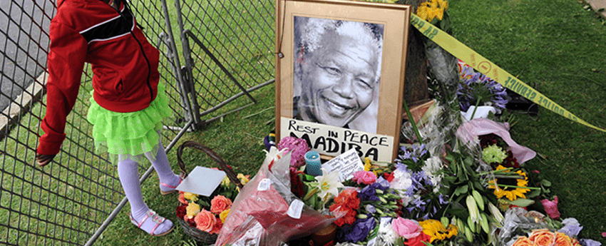 El líder sudafricano Nelson Mandela es despedido por cientos de personas. Foto: AFP.