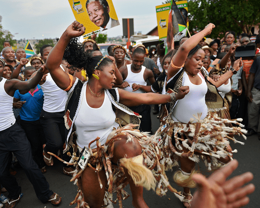 Los sudafricanos despiden a Mandela de formas diversas. Foto: AFP.