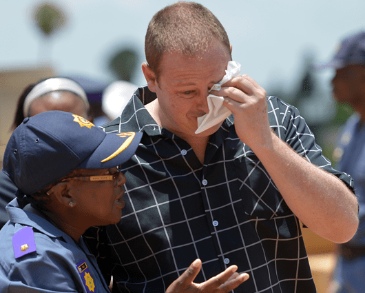 Tras el ambiente festivo, los homenajes a Mandela comienzan a estar impregnados de tristeza y recogimiento. Foto: AFP.