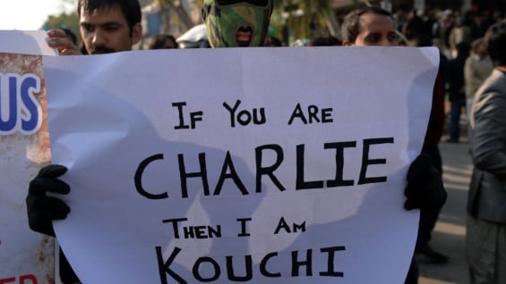 Manifestante en Pakistán con pancarta de apoyo a los hermanos que perpetraron el atentado contra Charlie Hebdo. Foto. AFP