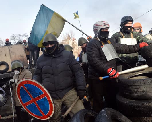 Manifestantes dispuestos a enfrentarse a la Policía. Foto: AFP.